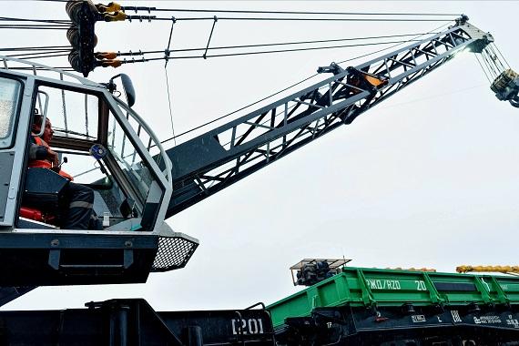 Михайловский ГОК пополнил парк техники новым железнодорожным краном